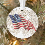 Ornamento Vintage American Flag e 4º de julho<br><div class="desc">Uma bandeira americana vintage é colocada contra um fundo cheio de fogos de artifício dourados. Este design vermelho, branco e azul é perfeito para o dia 4 de julho ou qualquer outra celebração americana. O design pode ser personalizado com seu nome ou iniciais, clicando no botão adicionar texto. Mostre seu...</div>