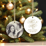 Ornamento Vintage Dourado Sr. e Sra. Wedding Monograma Foto<br><div class="desc">Personalize este novo ornamento de férias de manutenção com seu retrato favorito do dia do casamento (dica: foto de recorte para forma quadrada antes de carregar). Um elegante quadro de ouro antigo redondo rodeia a foto na frente e um monograma do Sr. e da Sra. sobrenome com data de casamento...</div>