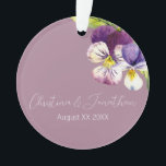 Ornamento Violetas Românticas de Aquarela em Púrpura<br><div class="desc">Este romântico ornamento de manutenção de casamento apresenta um design floral. O fundo é um roxo poeirento simples e elegante com violetas de aquarela. Um delicado buquê de flores violetas é uma figura no canto superior direito,  com os nomes do casal e a data do casamento impressos abaixo.</div>