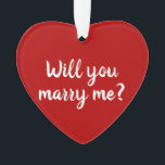 Ornamento Você vai me Casado uma proposta de script personal<br><div class="desc">Você vai me Casado com o nome de roteiro personalizado vermelho e branco,  proposta para o coração de Natal Ornament. Ouro gordo e elegante e ornamento vermelho. Noivado Romântico de Natal ,  proposta de casamento. Ornamento duplo. Excelente para as propostas de Natal ou casamento Dia de os namorados.</div>