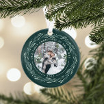 Ornamento Wreath de inverno | Primeira Foto de Natal Casada<br><div class="desc">Um presente perfeito para recém-casados, este elegante Enfeites de natal acrílico apresenta fotos frontais e traseiras cercadas por uma coroa de folhas verdes escuras e bagas brancas em um fundo verde caçador. "Nosso primeiro Natal como Sr. A & Sra." se curva no topo de cada foto, com o ano abaixo....</div>