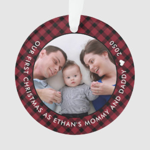 Ornamento Xadrez Vermelha Nosso Primeiro Natal como Mãe e F