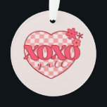 Ornamento XOXO | Coração Cor-de-Rosa Bonita e Adorável<br><div class="desc">Um design simples, mas adorável, com a palavra "XOXO" em uma fonte divertida e na moda, acentuado com um coração cor-de-rosa fofo. Este doce e charmoso trabalho de arte simboliza abraços e beijos, fazer-o perfeito para espalhar amor, positividade e afeto — ideal para Dia de os namorados, gestos românticos ou...</div>