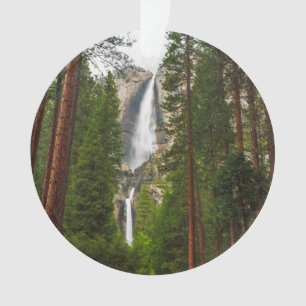 Ornamento Yosemite Falls através da Floresta