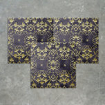 Ornamentos Flourados Dourados Barrocos Sobre Mármo<br><div class="desc">Design decorativo elegante com azulejo de ouro falso em ornamentos gravados em um fundo de mármore roxo escuro.</div>