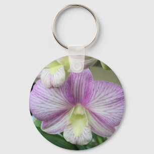 Orquídea branca e roxa delicada em um chaveiro