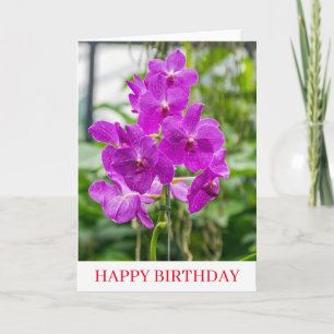 Orquídeas com cartão de aniversário próximo