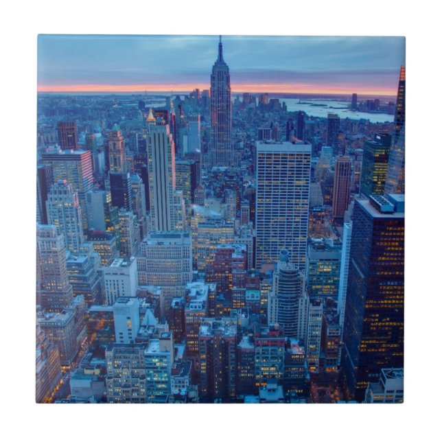 Os arranha-céus de Manhattan são iluminados (Frente)