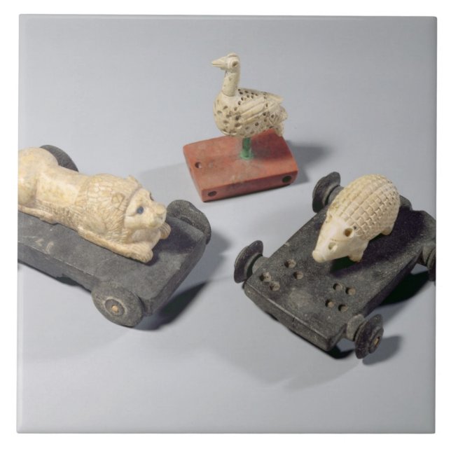 Os brinquedos das crianças: um ouriço, um leão e (Frente)