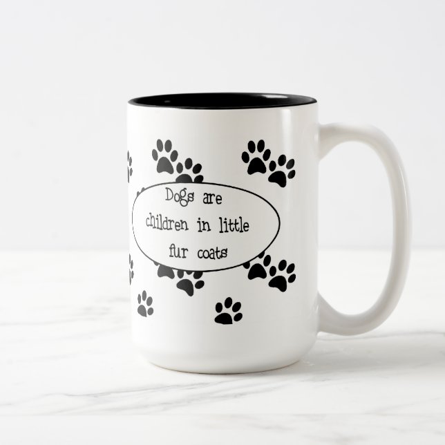 Os cães são crianças na caneca pequena dos casacos (Direita)