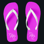 Os Chinelos da nova Sra. Magenta e do Casamento Br<br><div class="desc">Estes chinelos de casamento têm uma gravata magenta. Em letras brancas,  eles dizem "A Nova Sra." e têm um lugar para adicionar o novo nome da noiva.</div>