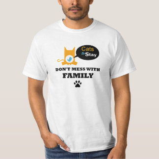 Os gatos a permanecer não sujam com a camisa da