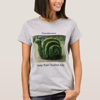 Os jardineiro mantêm sua camiseta arrumada do