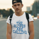 Os Lopes Estão Chamando De Novidade De Esqui<br><div class="desc">Acerte as trilhas em estilo com a camiseta "As encostas estão chamando", perfeita para entusiastas da montanha e cães de pólvora. Este design de início de conversa fala sobre o desejo mais profundo de cada esquiador de escapar para as montanhas, apresentando uma tipografia ousada que captura a irresistível atração de...</div>