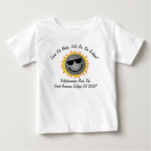 Os miúdos fazem a camisa do eclipse