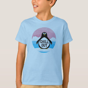 Os miúdos refrigeram para fora a camisa do pingui