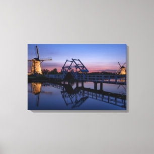 Os moinhos de vento e um drawbridge em canvas do