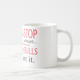 Os olhares para parar uma caneca dos cuidados do