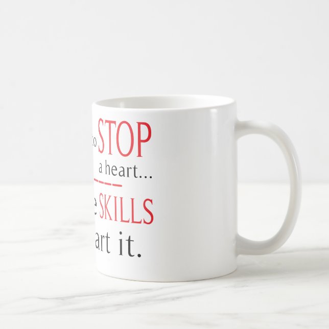 Os olhares para parar uma caneca dos cuidados do (Direita)