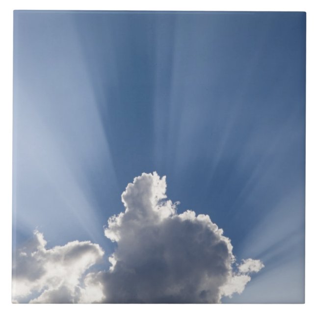 Os raios de Deus ou crepuscular passam pela nuvem. (Frente)