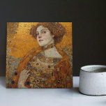 Ouro Fase Gustav Klimt Mosaic Edwardian Mulher C<br><div class="desc">Este belo azulejo cerâmico apresenta um trabalho de arte inspirado na "fase de ouro" de Gustav Klimt, representando uma mulher da era Edwardian. Nesse período, Klimt ficou fascinado pelos mosaicos bizantinos e desenvolveu sua técnica de mosaico com folha de ouro e cores vibrantes. Este trabalho de arte homenageia a abordagem...</div>
