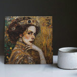 Ouro Fase Gustav Klimt Mosaic Edwardian Mulher C<br><div class="desc">Este belo azulejo cerâmico apresenta um trabalho de arte inspirado na "fase de ouro" de Gustav Klimt, representando uma mulher da era Edwardian. Nesse período, Klimt ficou fascinado pelos mosaicos bizantinos e desenvolveu sua técnica de mosaico com folha de ouro e cores vibrantes. Este trabalho de arte homenageia a abordagem...</div>