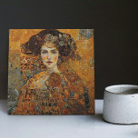Ouro Fase Gustav Klimt Mosaic Edwardian Mulher C<br><div class="desc">Este belo azulejo cerâmico apresenta um trabalho de arte inspirado na "fase de ouro" de Gustav Klimt, representando uma mulher da era Edwardian. Nesse período, Klimt ficou fascinado pelos mosaicos bizantinos e desenvolveu sua técnica de mosaico com folha de ouro e cores vibrantes. Este trabalho de arte homenageia a abordagem...</div>