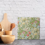 Ouro Lily Wildflower William Morris<br><div class="desc">Um azulejo de cerâmica decorativa com o padrão floral originalmente projetado pelo artista britânico William Morris do período Artes e Artesanatos. Lírios Dourados com flores vermelhas e azuis.</div>
