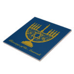 Ouro Menorah<br><div class="desc">Azulejo cerâmico quadrado com a imagem de uma menorah ouro e texto opcional em azul real. Consulte placa de papel e portas copos correspondentes. Veja toda a coleção de Azulejos Chanucá sob a categoria HOME na seção HOLIDAYS.</div>