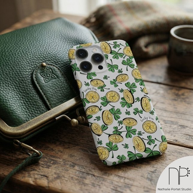 Ouro Verde St Patricks Trevo da Sorte Você  (Green Gold St Patricks Shamrock Lucky You iPhone 14 Pro Max Case with hand-drawn ink art)
