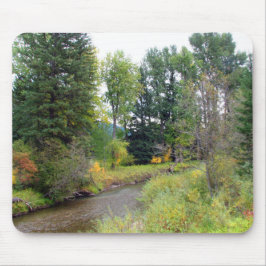 Outono Cedo por um riacho em Montana Mousepad