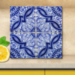 Padrão Azulejo mediterrânico azul e branco<br><div class="desc">Fresco como uma brisa de verão! Adicione estilo e sofisticação ao seu ambiente de cozinha, casa de banho ou lareira com este adorável azulejo de cerâmica azul e branca, com um padrão tradicional de Azulejo mediterrânico. No espírito dos melhores azulejos de colheita portugueses, espanhóis e marroquinos, o motif é um...</div>