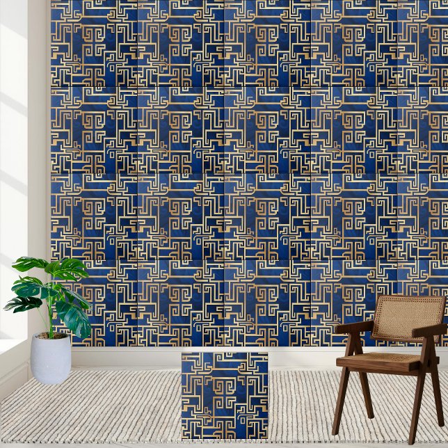 Padrão chave grego Dourado e luxuoso em azul profu (Luxurious Gold Greek Key Pattern on Deep Blue Ceramic Tile)