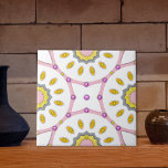 Padrão Cor-de-rosa branco e amarelo marroquino com<br><div class="desc">Design de azulejo de cerâmica decorativa elegante e luxuosa,  com um padrão sem costura feito de formas geométricas em cor-de-rosa pastel,  branco e amarelo e decorado com diamantes cor-de-rosa e amarelo.</div>