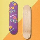 Padrão de Buquê de margarida retrô no skate roxo<br><div class="desc">Padrão de Buquê de margarida retrô no skate roxo. Design de padrão de flores de Groovy,  girly,  doce e feminina pelo Dreaming Cocoon. Personalize e adicione seu nome ao skate. Um presente legal para uma garota especial como você!</div>