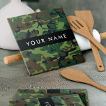 Padrão de Camuflagem Verde, Seu nome, Personalizar<br><div class="desc">Padrão de camuflagem elegante,  na moda e sofisticado em cor verde e castanha. Presente moderno e moderno,  perfeito para o amante militar em sua vida. Personalize adicionando o seu nome,  apelido,  monograma ou iniciais.</div>