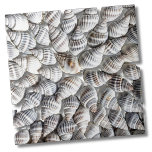 Padrão de concha marítima do oceano costeiro<br><div class="desc">Belo azulejo feito de uma explosão de estrelas de minúsculas conchas! Perfeito para o amante da praia, tema náutico, ou um padrão de verão. Quer queiras usar esta azulejo como uma pequena porta copos ou trivet para uma bebida ou prato... ou quer ficar grande com uma praça de cozinha ou...</div>