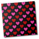 Padrão de Coração Moderno Simples<br><div class="desc">Azulejo cerâmico de padrão vermelho-rosa preto brilhante brilhante Super doce impressão com corações vermelhos e cor-de-rosa. Perfeito para um impressão bonitinho ou, claro, Dia do Namorados! Escolha a cor de fundo para atender às suas necessidades! Quer queiras usar este azulejo como uma pequena porta copos ou trivit para uma bebida...</div>