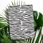 Padrão de impressão zebra capa de ipad branca e pr<br><div class="desc">Uma capa de ipad de padrão de impressão em zebra preto e branco com espaço para suas iniciais</div>