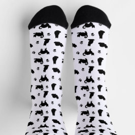 Padrão de impressões de pata e gatos pretos