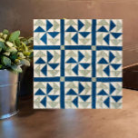 Padrão de inclinação azul do pinhão branco azul de<br><div class="desc">Este elegante azulejo de cerâmica azul e branca apresenta um padrão de manta de retalhos vintage da artéria americana Ira Blount. Adicione charme rústico à sua cozinha, banheiro, balcão, backsplash ou outro espaço em camadas. Também faz um excelente trivet. Tradicional com formas geométricas que se sentem contemporâneas, este azulejo irá...</div>