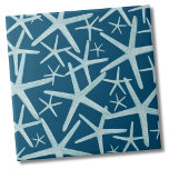 Padrão de Praia Azul Marinho Náutico Costeira<br><div class="desc">Um padrão de praia marinho e costeira com estrelas-do-mar. Mude a cor de fundo, se quiser! Quer queiras usar este azulejo como uma pequena porta copos ou trivit para uma bebida ou prato... ou queres ficar grande com uma pancada de cozinha, ou azulejo de banheiro, depende de ti! Faça uma...</div>