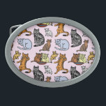 Padrão de Vintagem de Gato de Desenho<br><div class="desc">Esta fivela de cinta de padrão de gato mostra oito gatos e gatinhos diferentes em várias poses, todos coloridos em tons de laranja, cinza, azul, marrom e creme. Dois gatos sentam-se em frente a uma tigela. Um salão. Um senta-se e olha. Um lamber a pata. E os outros três estão...</div>