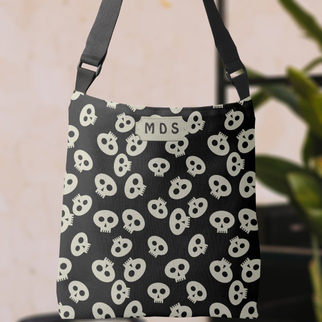 Padrão do crânio em forma de Bolsa impressora (Go ahead and add your initials to this adorable crossbody bag with a skull pattern!)
