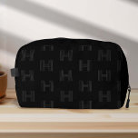 Padrão do Monograma Preto, Homens Modernos Monogra<br><div class="desc">Elevem o seu viagem e equipamento esportivo com este Kit Dopp Kit Padrão Monograma Negro, onde a simplicidade encontra elegância moderna. Apresentando um traço monográfico elegante interligado com a tipografia personalizada, este duffel é desenhado numa cor preta clássica, fazer-o como acessório perfeito para entusiastas da malhação, dançarinos e aventureiros do...</div>