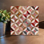 Padrão Elegante de proteção contra patch de 4,25"<br><div class="desc">Este elegante azulejo cerâmico apresenta um lindo padrão de colcha de retalhos em tons coloridos de rosa/coral e esticado. Charme e originalidade para a sua cozinha, banheiro, balcão, backsplash ou outro espaço em camadas. Também faz um excelente trivet. Um padrão rústico e antigo com um visual claramente moderno e gráfico....</div>