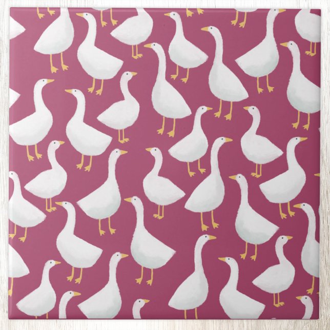Padrão Excêntrico de Ganso Branco com Baga Vermelh (Ceramic tile featuring a white goose or geese pattern on a berry red pink background.)
