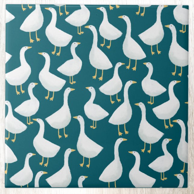 Padrão Excêntrico de Ganso Branco em Verde Teal Co (Ceramic tile featuring a white goose or geese pattern on a teal green background.)