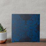 Padrão Floral Azul Escuro Simétrico da Vintage<br><div class="desc">Este belo azulejo cerâmico apresenta um impressionante padrão floral azul sobre um fundo azul escuro. O design simétrico consiste em grandes flores e folhas esboçadas em um tom mais claro de azul, criando um contraste impressionante contra o fundo azul escuro texturizado. Quer seja empregada como peça decorativa autônoma ou integrada...</div>