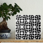 Padrão Geométrico Branco E Preto De Ilusões Óptica<br><div class="desc">Design de azulejo de cerâmica decorativa moderna com um padrão mosaico feito de formas brancas geométricas sobre fundo preto. Textura com efeito de ilusão óptica.</div>